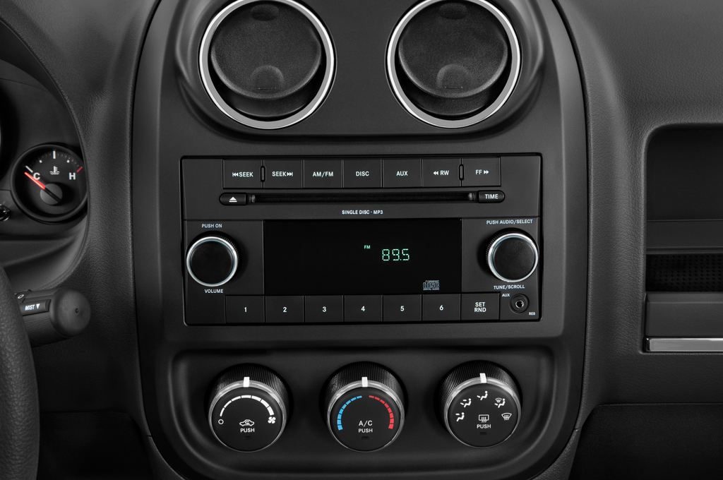 Jeep Compass (Baujahr 2011) Sport 5 Türen Radio und Infotainmentsystem