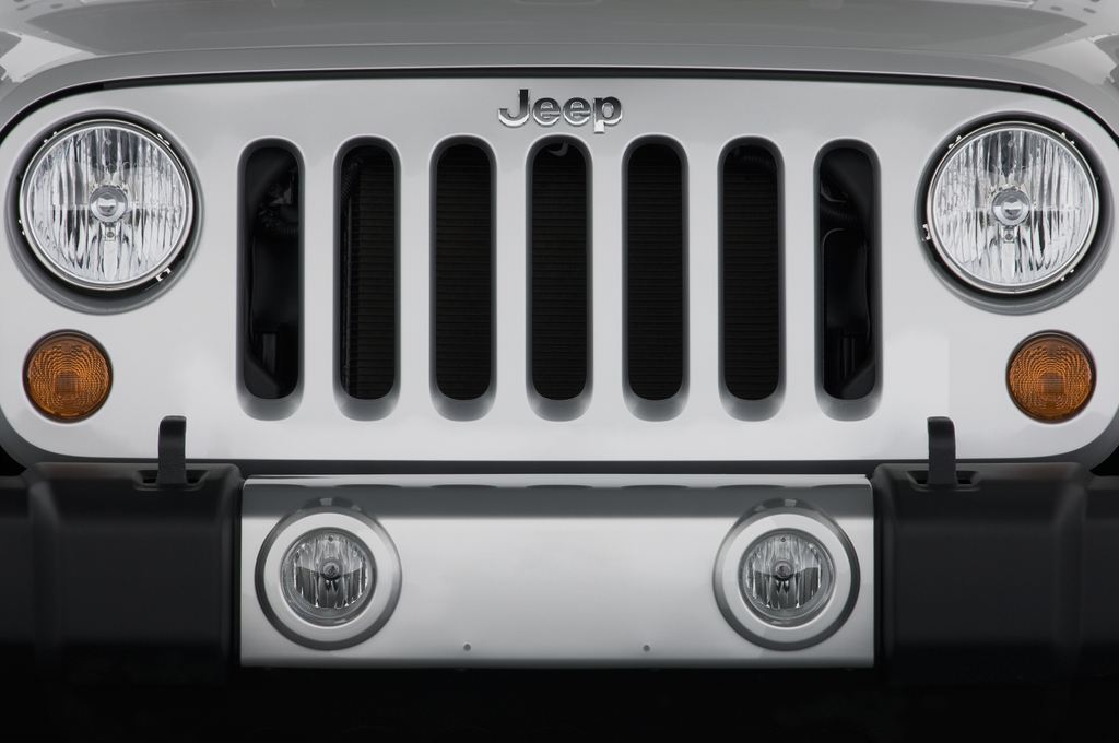 Jeep Wrangler (Baujahr 2010) Sahara 3 Türen Kühlergrill und Scheinwerfer