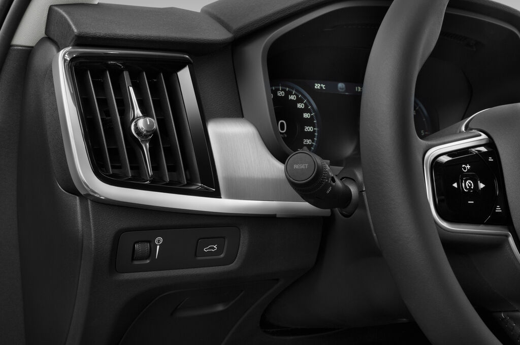 Volvo V90 (Baujahr 2019) Momentum 5 Türen Lüftung