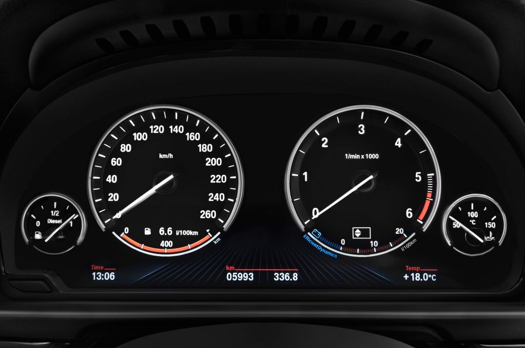 BMW 5 Series (Baujahr 2014) 518d Touring 5 Türen Tacho und Fahrerinstrumente