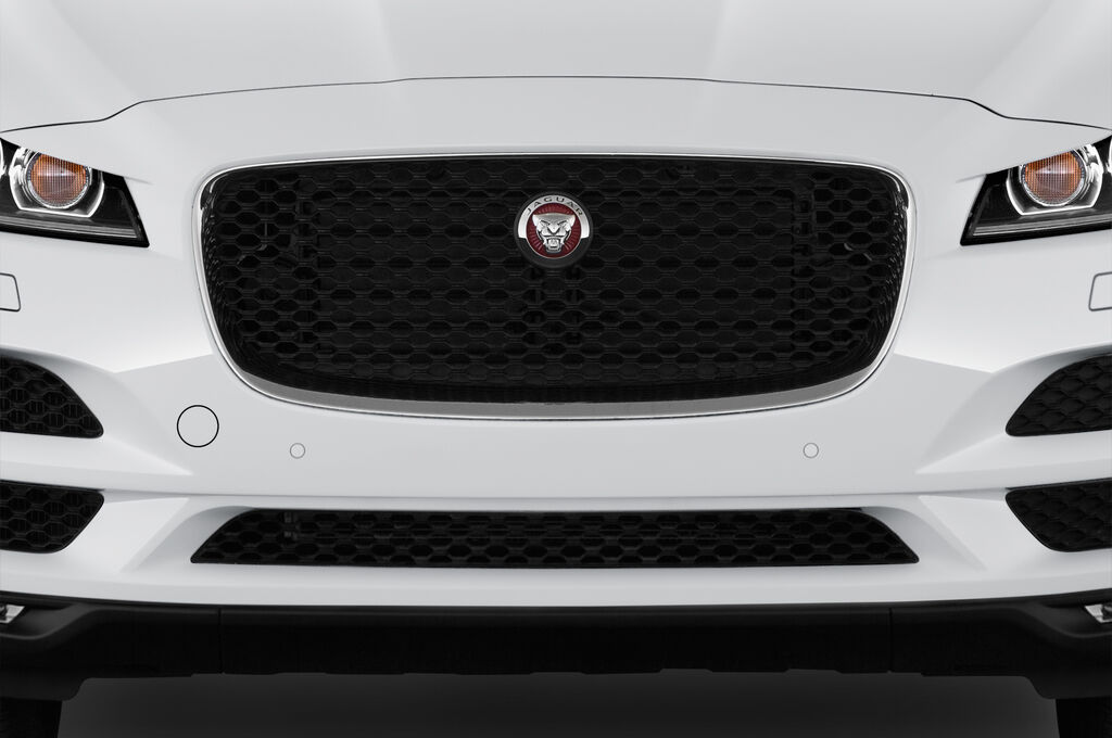 Jaguar F-Pace (Baujahr 2019) Prestige 5 Türen Kühlergrill und Scheinwerfer