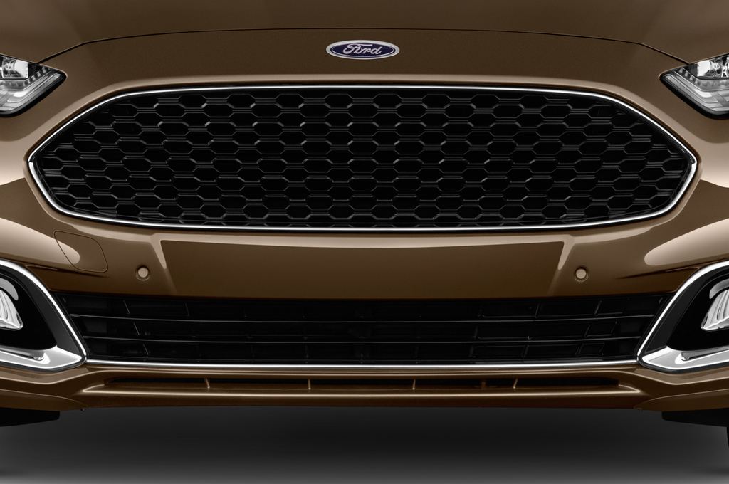 Ford Mondeo (Baujahr 2016) Vignale 4 Türen Kühlergrill und Scheinwerfer