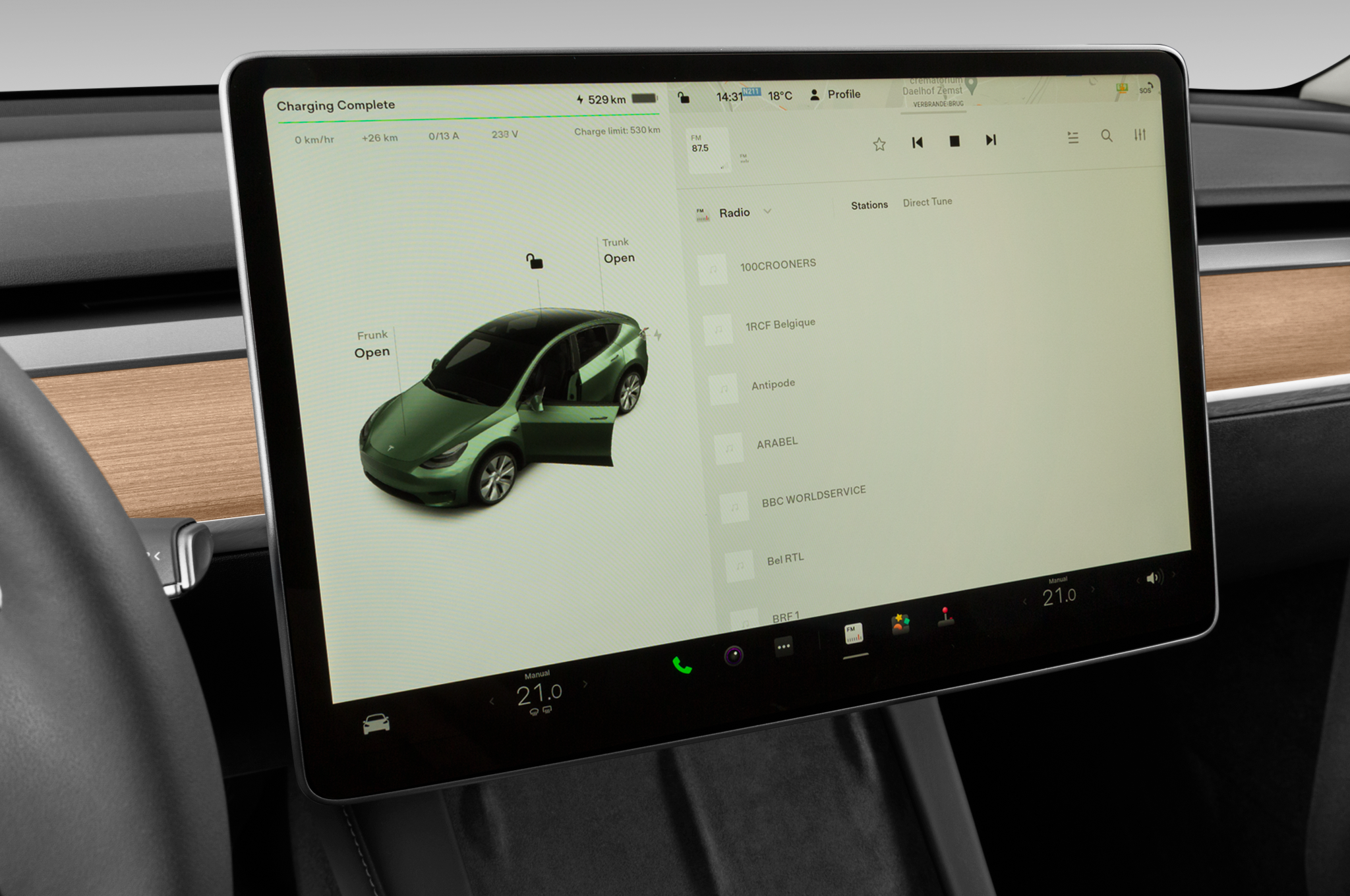 Tesla Model Y (Baujahr 2022) Long Range AWD 5 Türen Radio und Infotainmentsystem