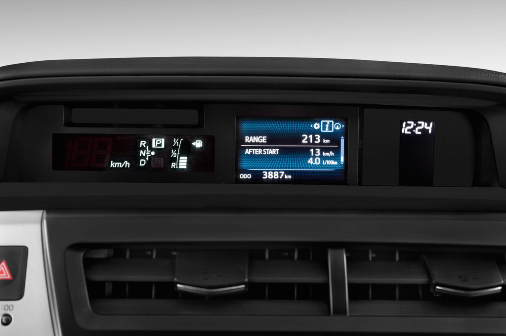 Toyota Prius+ (Baujahr 2016) Comfort 5 Türen Tacho und Fahrerinstrumente