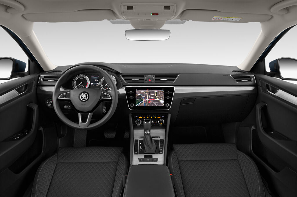 Skoda Superb (Baujahr 2020) Ambition 5 Türen Cockpit und Innenraum