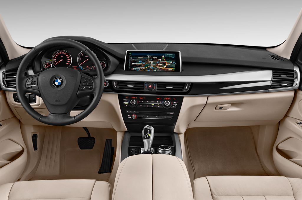 BMW X5 (Baujahr 2014) xDrive30d 5 Türen Cockpit und Innenraum