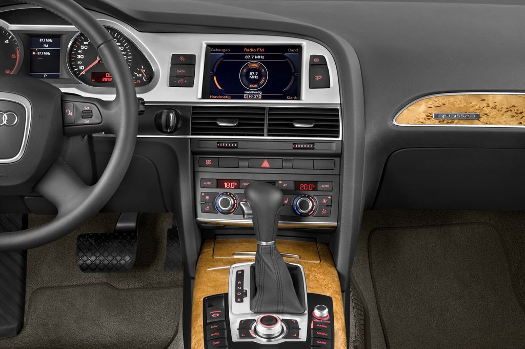 Audi Allroad Quattro (Baujahr 2011) - 5 Türen Mittelkonsole