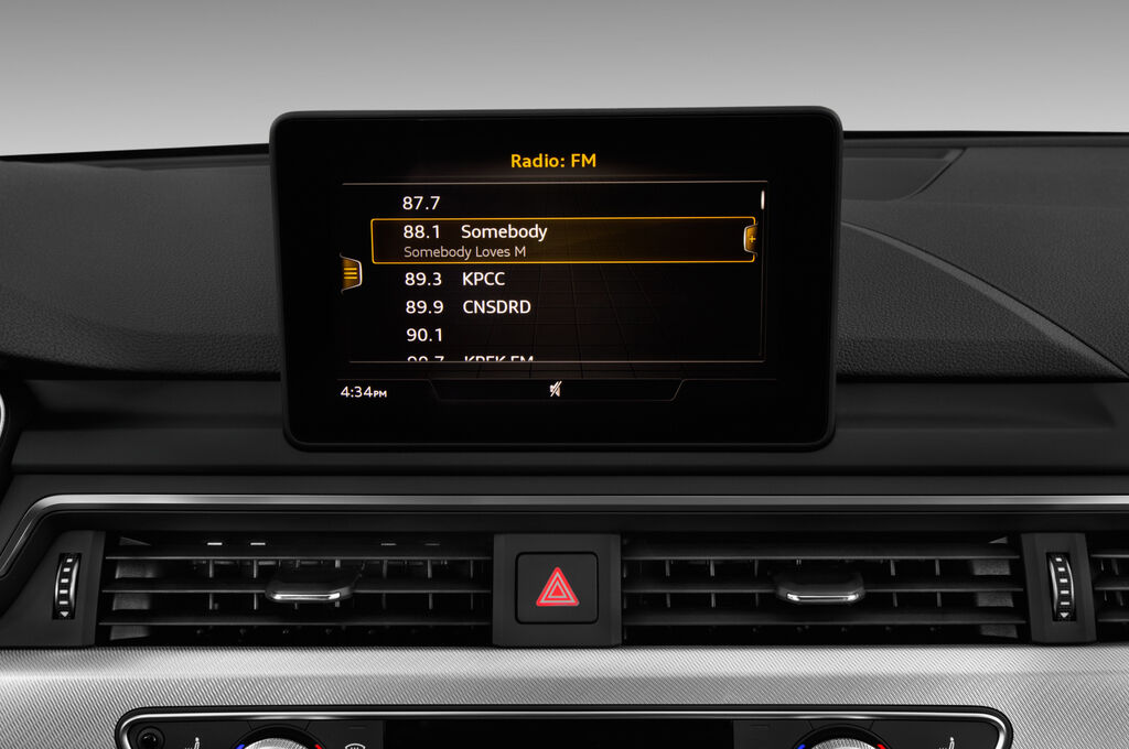 Audi A4 (Baujahr 2018) Sport 4 Türen Radio und Infotainmentsystem