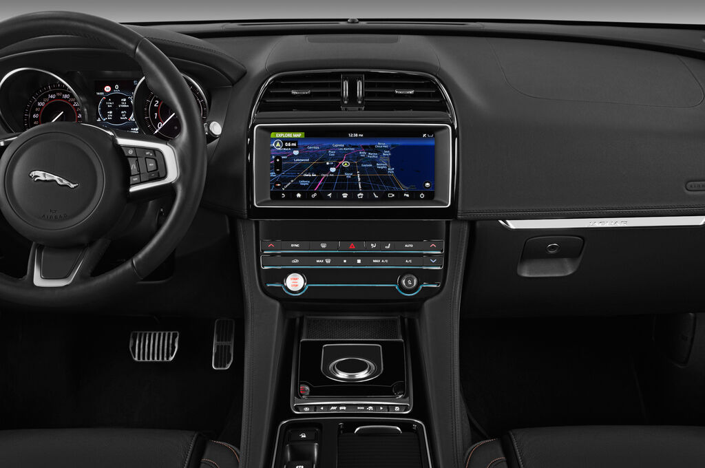 Jaguar F-Pace (Baujahr 2019) Prestige 5 Türen Mittelkonsole