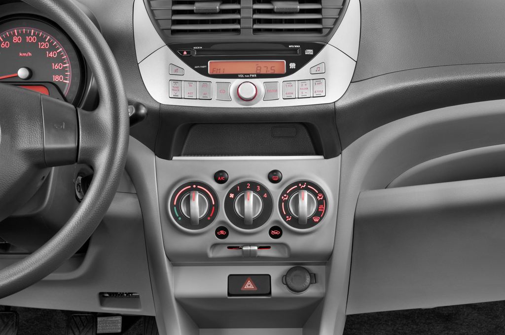 Nissan Pixo (Baujahr 2010) Visia 5 Türen Mittelkonsole