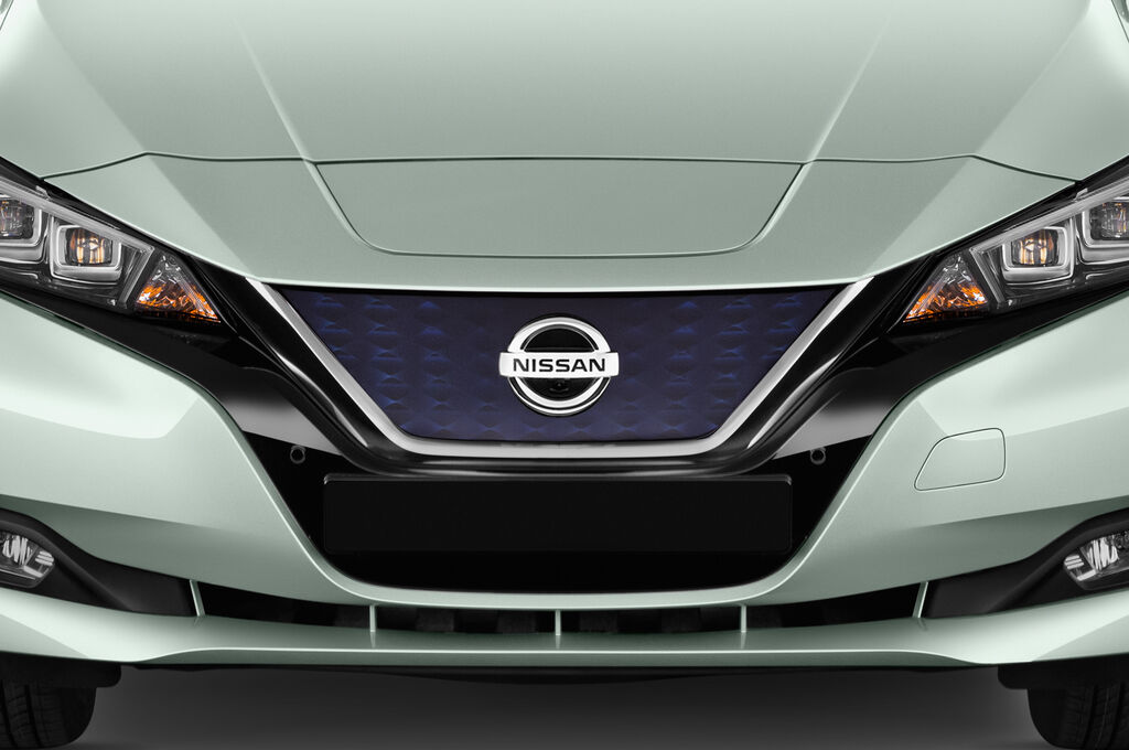 Nissan Leaf (Baujahr 2018) Tekna 5 Türen Kühlergrill und Scheinwerfer