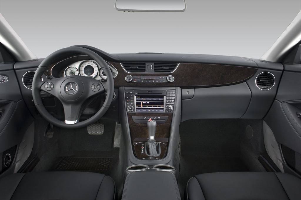Mercedes CLS (Baujahr 2010) 500 4 Türen Cockpit und Innenraum
