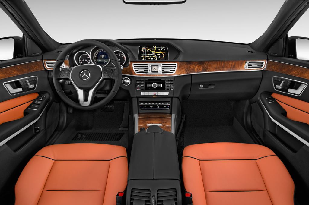 Mercedes E-Class (Baujahr 2015) Elegance 4 Türen Cockpit und Innenraum