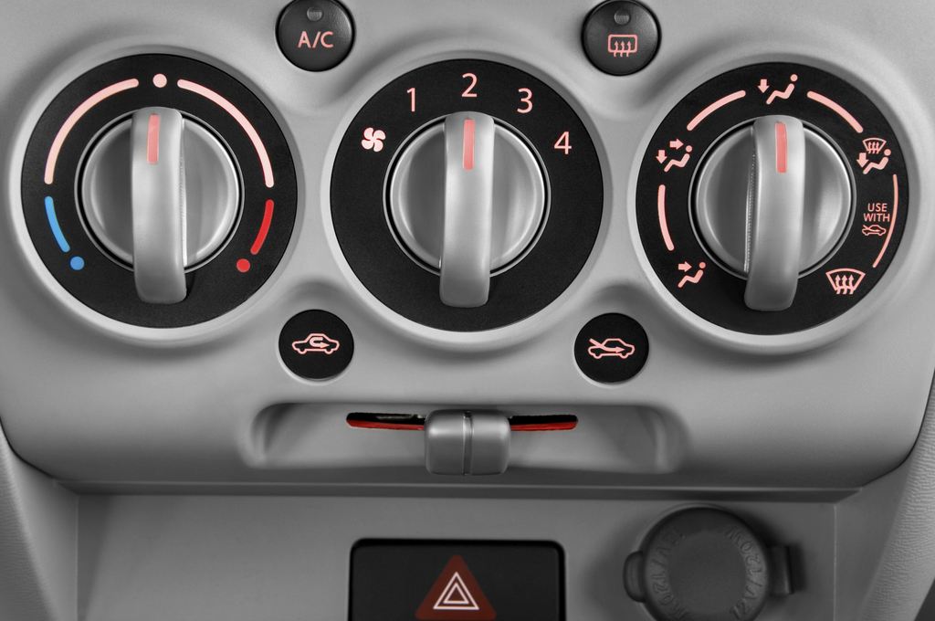 Nissan Pixo (Baujahr 2010) Visia 5 Türen Temperatur und Klimaanlage