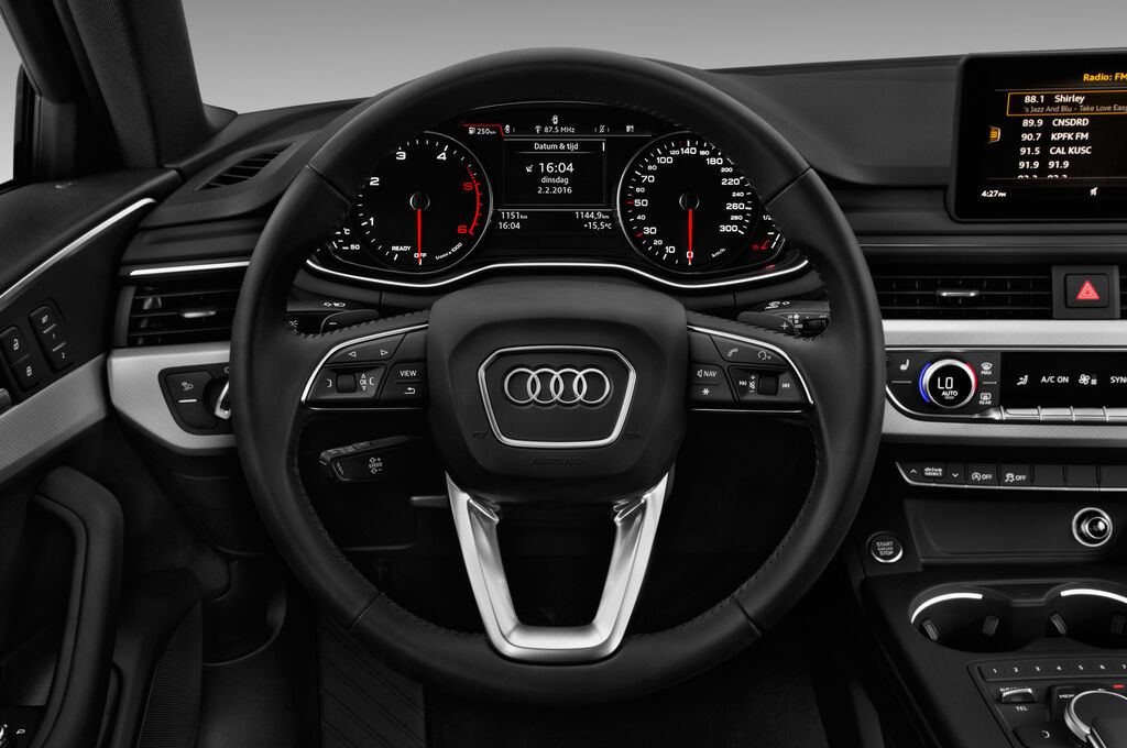 Audi A4 (Baujahr 2018) Sport 4 Türen Lenkrad