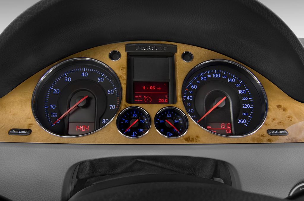 Volkswagen Passat (Baujahr 2010) Comfortline 5 Türen Tacho und Fahrerinstrumente