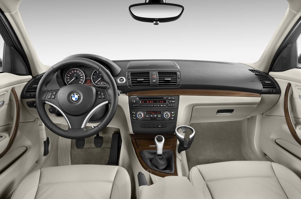 BMW 1 Series (Baujahr 2010) 130i 5 Türen Cockpit und Innenraum