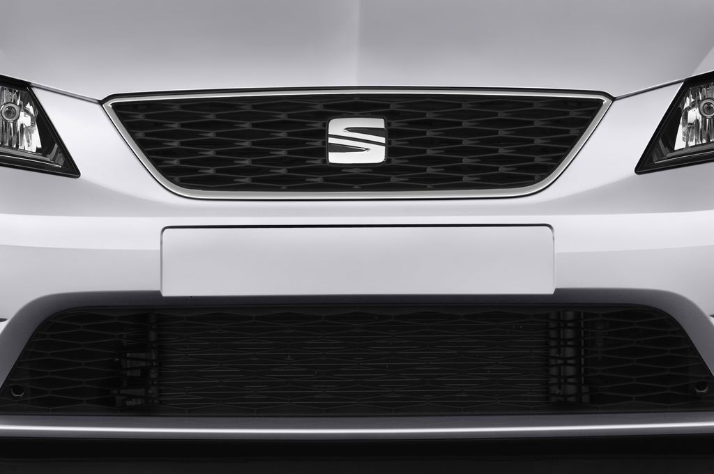 SEAT Leon (Baujahr 2013) Reference 5 Türen Kühlergrill und Scheinwerfer