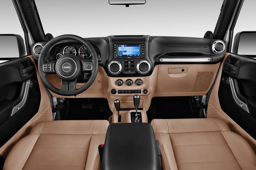 Jeep Wrangler Unlimited (Baujahr 2013) Sahara 5 Türen Cockpit und Innenraum