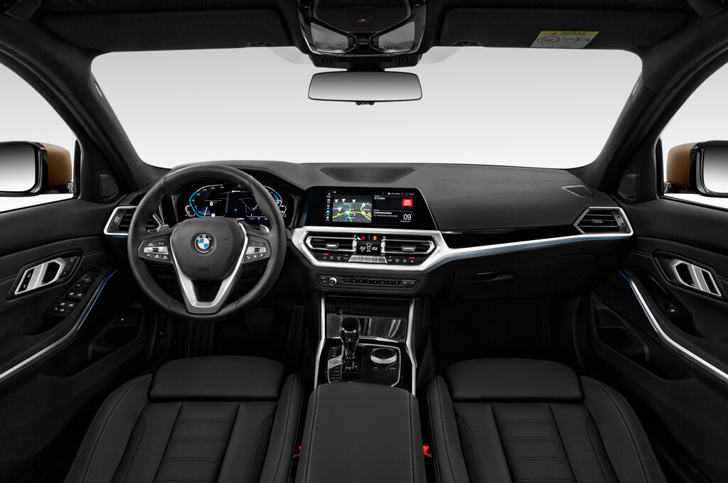 BMW 3 Series (Baujahr 2019) Sport Line PHEV 4 Türen Cockpit und Innenraum