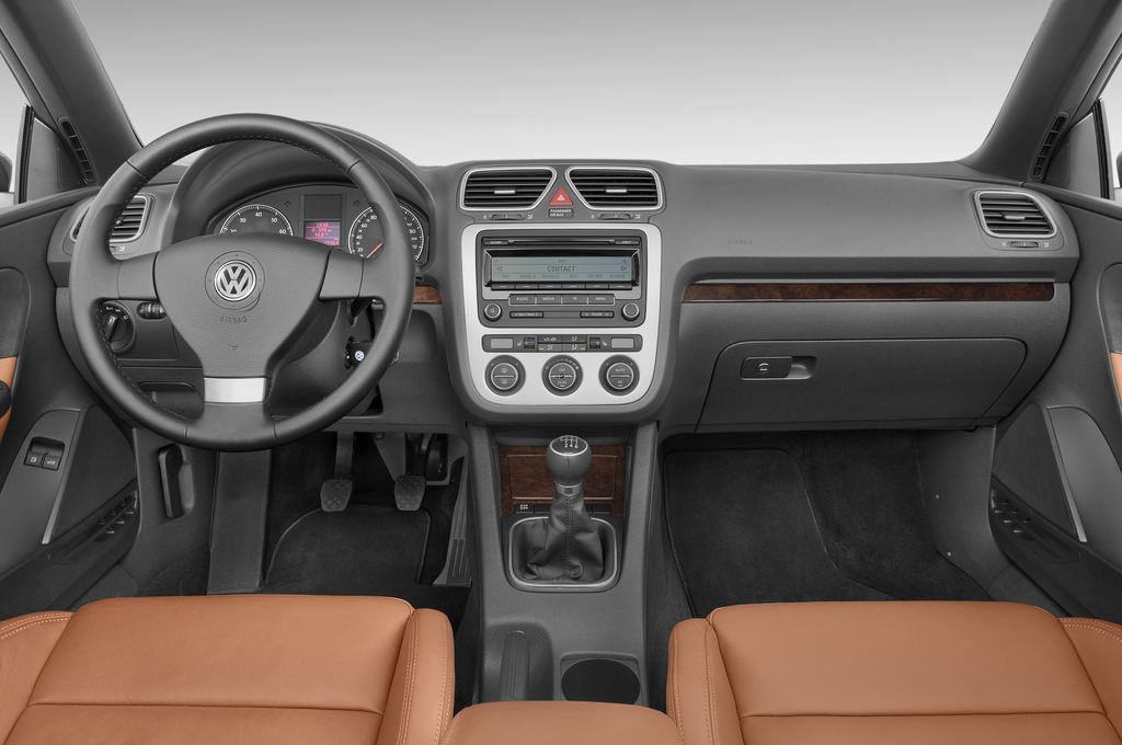 Volkswagen Eos (Baujahr 2010) Individual 2 Türen Cockpit und Innenraum