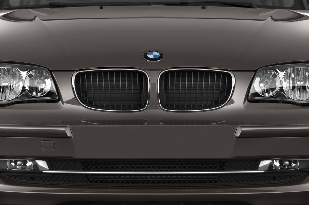BMW 1 Series (Baujahr 2010) 130i 5 Türen Kühlergrill und Scheinwerfer