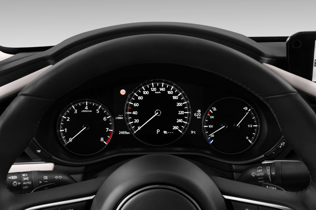 Mazda Mazda3 (Baujahr 2020) Skyactive 4 Türen Tacho und Fahrerinstrumente