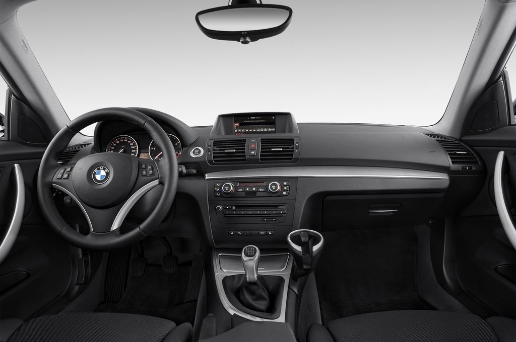 BMW 1 Series (Baujahr 2010) 123d 3 Türen Cockpit und Innenraum