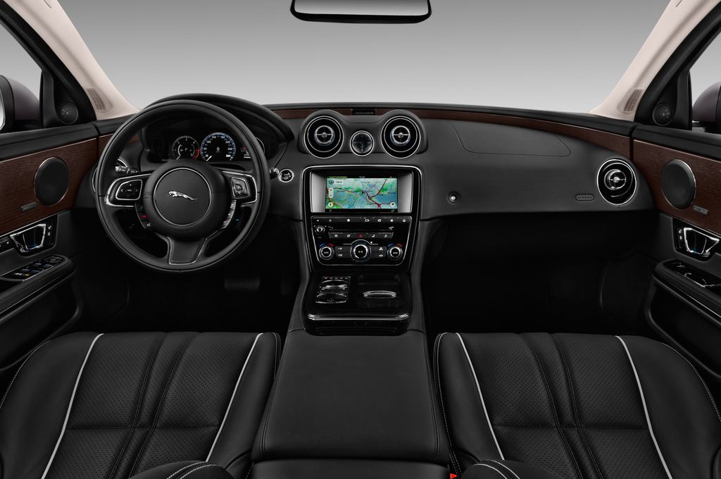 Jaguar XJ (Baujahr 2016) Premium Luxury 4 Türen Cockpit und Innenraum