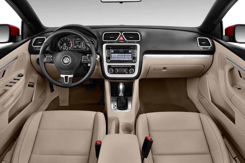 Volkswagen Eos (Baujahr 2012) Exclusive 2 Türen Cockpit und Innenraum