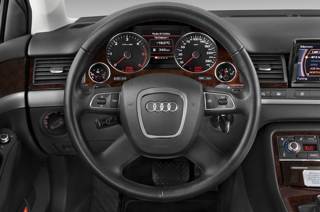 Audi A8 L (Baujahr 2010) - 4 Türen Lenkrad