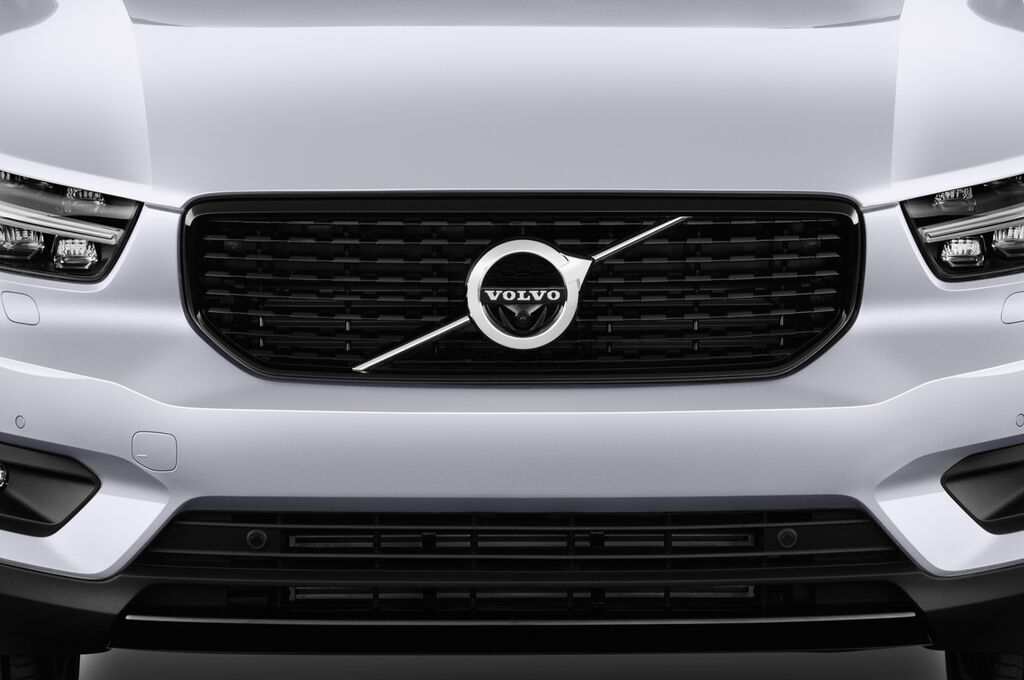 Volvo XC40 (Baujahr 2018) R-Design 5 Türen Kühlergrill und Scheinwerfer