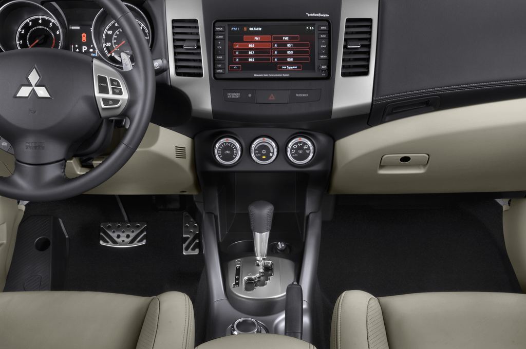 Mitsubishi Outlander (Baujahr 2010) - 5 Türen Mittelkonsole