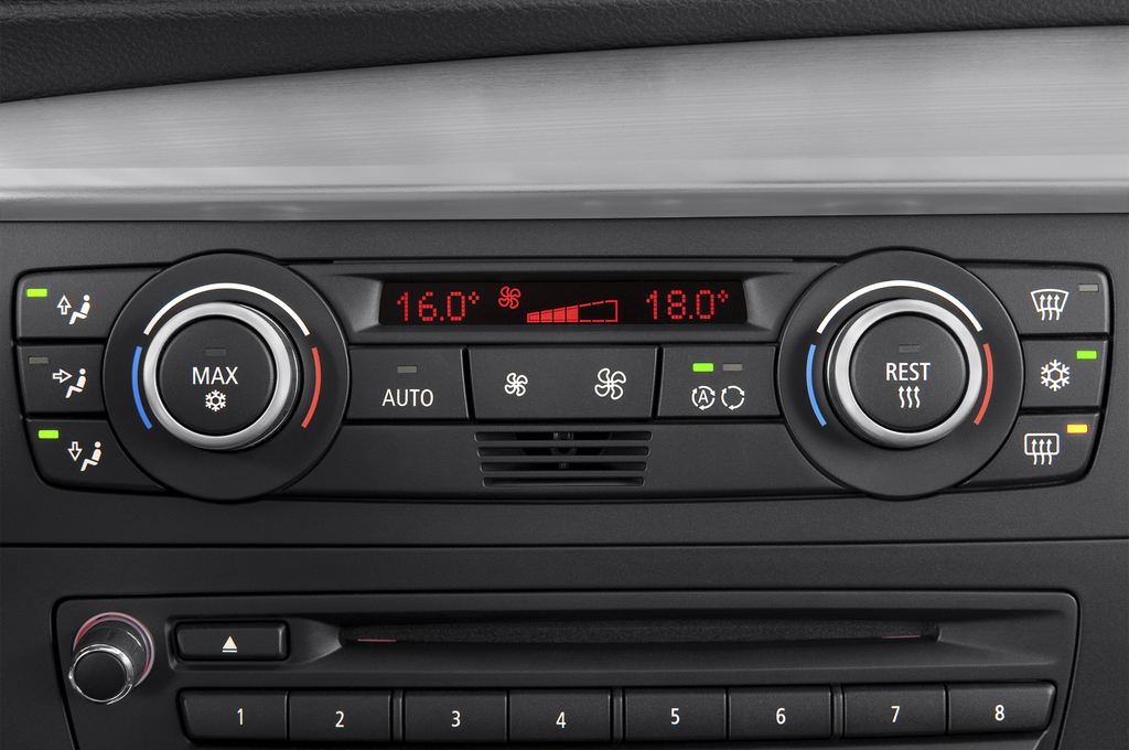 BMW 1 Series (Baujahr 2010) 123d 3 Türen Temperatur und Klimaanlage