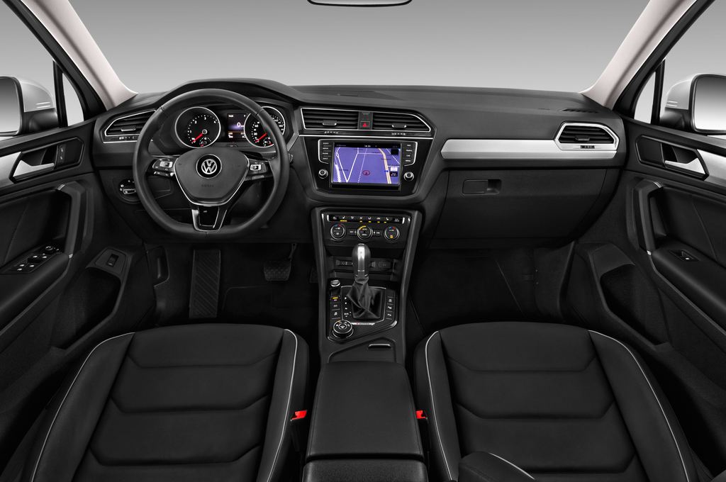 Volkswagen Tiguan (Baujahr 2017) Comfortline 5 Türen Cockpit und Innenraum