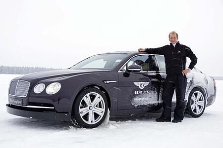 Bentley Flying Spur - geschüttelt auf Eis Bentley Flying Spur - geschüttelt auf Eis