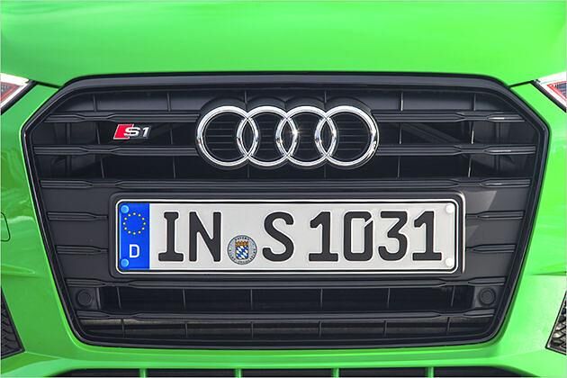 Markant ist der schwarze Kühlergrill