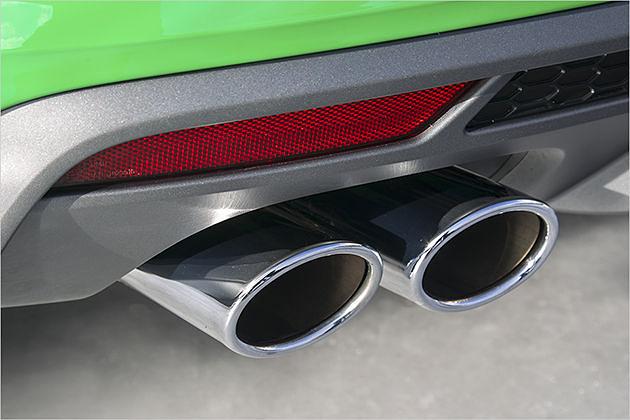 Jeweils ein Endrohrpaar befindet sich links und rechts im Stoßfänger