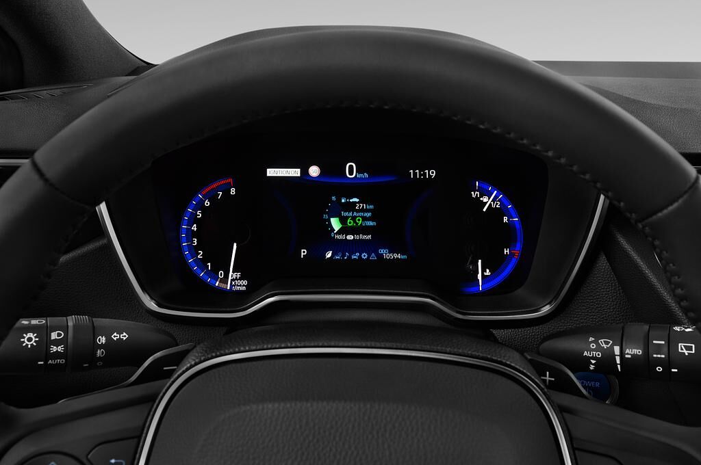 Toyota Corolla (Baujahr 2019) Hybrid Club 5 Türen Tacho und Fahrerinstrumente