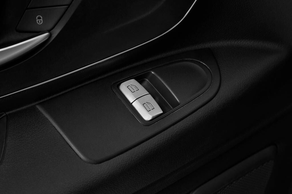 Mercedes Vito (Baujahr 2019) - 4 Türen Bedienungselemente Tür