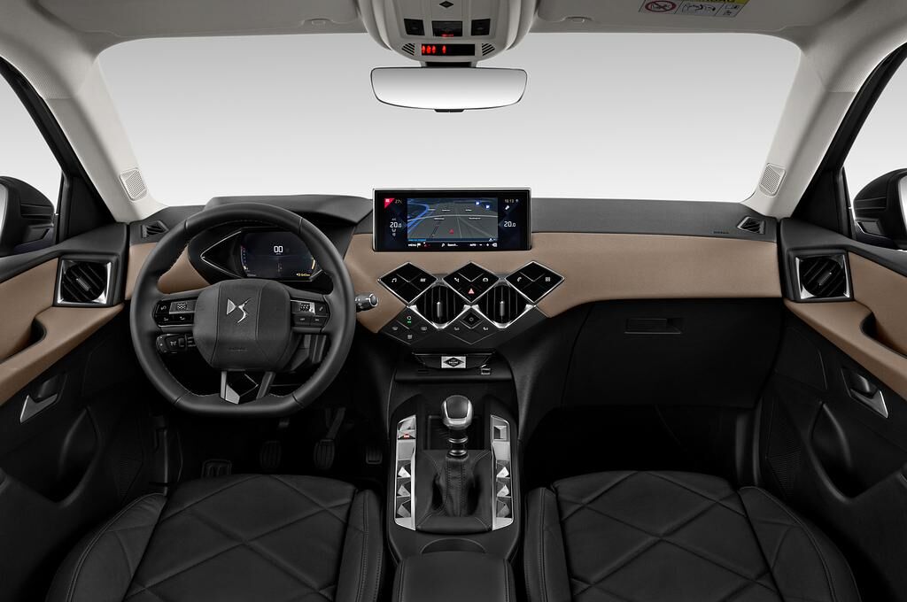 DS DS 3 Crossback (Baujahr 2019) Performance Line 5 Türen Cockpit und Innenraum