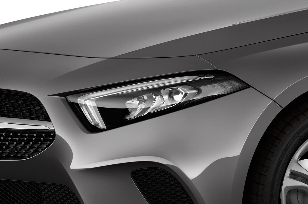 Mercedes A Class (Baujahr 2019) Progressive Line 4 Türen Scheinwerfer