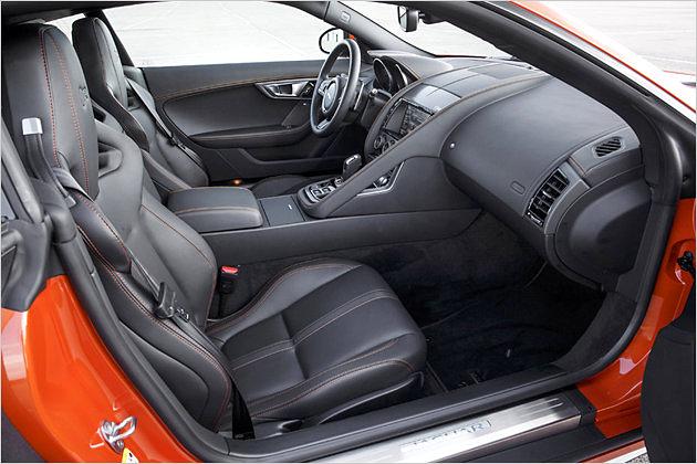 Der breite Bügel an der Mittelkonsole trennt die Insassen voneinander und dient dem Beifahrer als Haltegriff