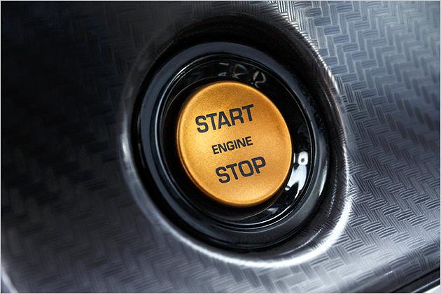 Der goldfarbene Startknopf entfesselt die 550 PS des R