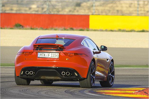 Vier Endrohre lassen beim R-Modell den Klang des V8 hinaus