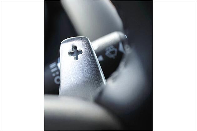 Immer mit dabei sind auch Schaltwippen am Lenkrad