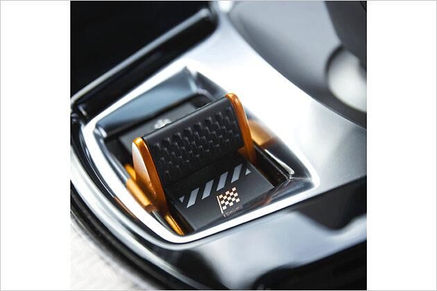 Die karierte Flagge steht für den Dynamik-Modus, bei dem unter anderem die Gasannahme geschärft und die Servounterstützung der Lenkung zurückgefahren wird