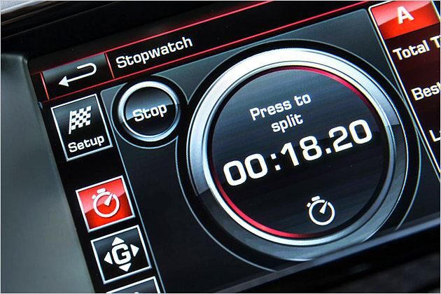 Praktisch für die Rennstrecke: Eine Stoppuhr ist inklusive. Übrigens erreichte das F-Type R Coupé eine Rundenzeit von 7:39 Minuten auf dem Nürburgring