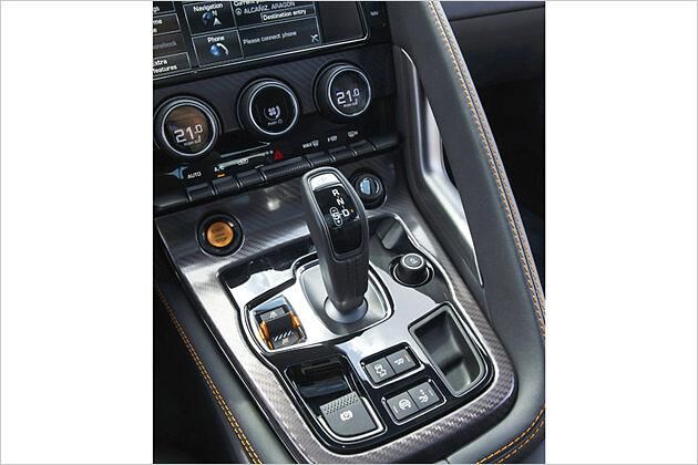 In jedem Jaguar F-Type Coupé übernimmt eine Achtgang-Automatik die Schaltarbeit
