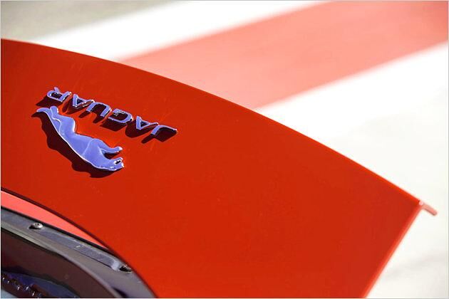 Auf dem ausfahrbaren Heckspoiler thront das Jaguar-Markenzeichen